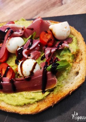 Une photo de Avocado toast caprese