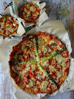 Foto de Pizza com base de Couve-Flor com Espargos e Cogumelos