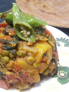 A picture of Methi Aloo Gajar Matar ki bhujiya !.
