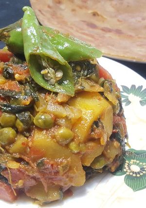 A picture of Methi Aloo Gajar Matar ki bhujiya !.