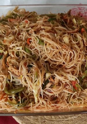 Una foto de Fideos de arroz con verduras