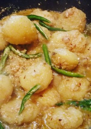 A picture of Kacha lonka ghee aloor dum.