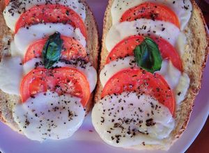 O poză a rețetei Salata Caprese 🍅🥖🤩pe o felie de pâine.