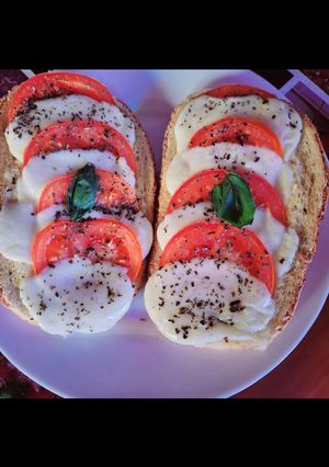 O poză a rețetei Salata Caprese 🍅🥖🤩pe o felie de pâine.