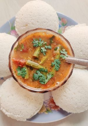 सॉफ्ट और स्पोंजी इडली (Soft aur spongy idli recipe in Hindi) रेसिपी मुख्य फोटो