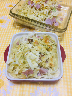 Una foto de Espaguetis en salsa bechamel al horno con salchicha y queso!!