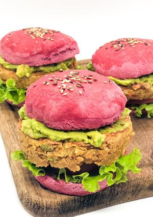 Una foto de Hamburguesa de garbanzo con pan de remolacha