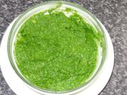 Una foto de cocinar piñones para pesto