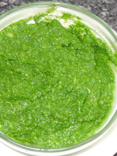 Una foto de Pesto con piñones y espinaca