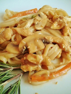 Una foto de Tallarines con pollo, champiñones y verduras