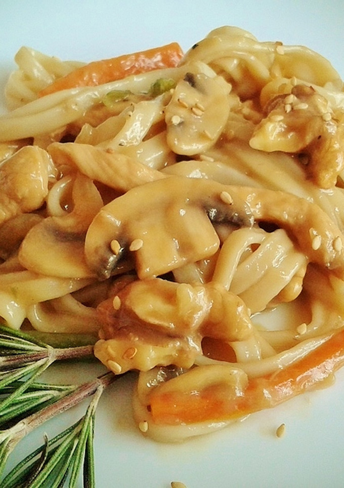 Una foto de Tallarines con pollo, champiñones y verduras