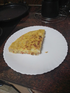 Una foto de Tortilla de papas con cebolla caramelizada y pimiento del piquillo