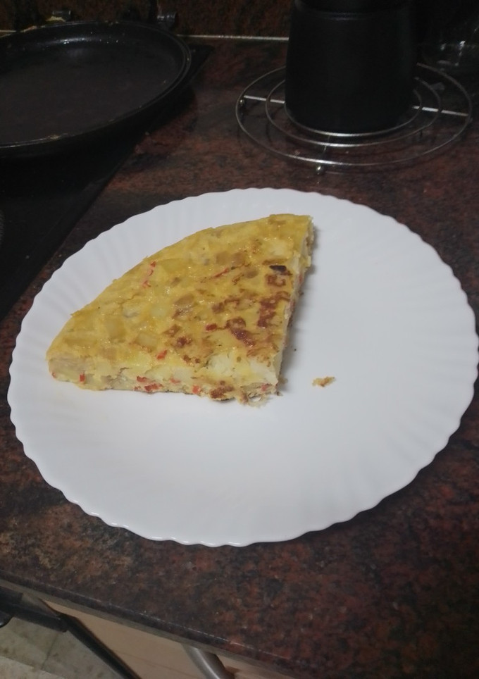Una foto de Tortilla de papas con cebolla caramelizada y pimiento del piquillo