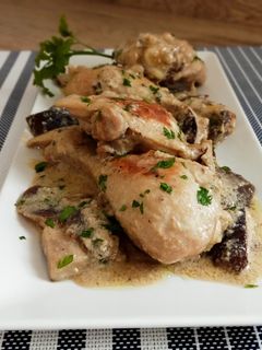Una foto de Pollo en salsa con setas shiitake