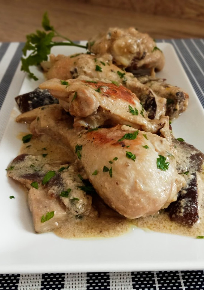 Una foto de Pollo en salsa con setas shiitake