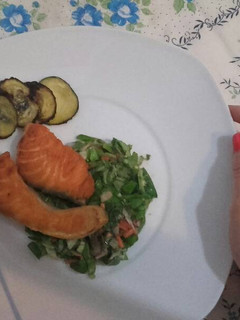 Una foto de Salmón con patatas de pepino