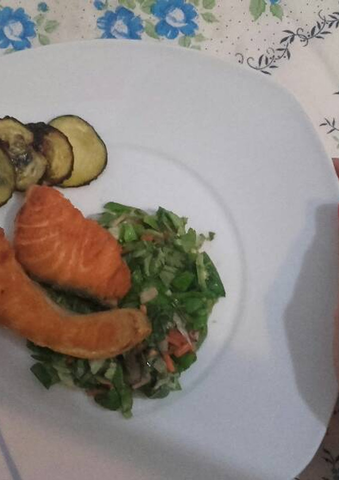 Una foto de Salmón con patatas de pepino