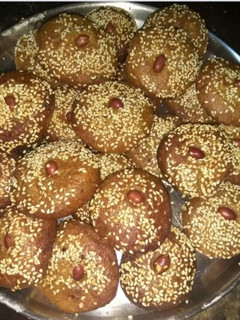 मावा स्टफ गुड़ अनरसे रेसिपी मुख्य फोटो