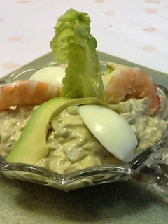 Una foto de Salpicón de aguacate y langostinos