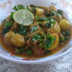 A picture of Aloo matar Malai.