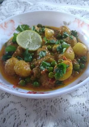 A picture of Aloo matar Malai.