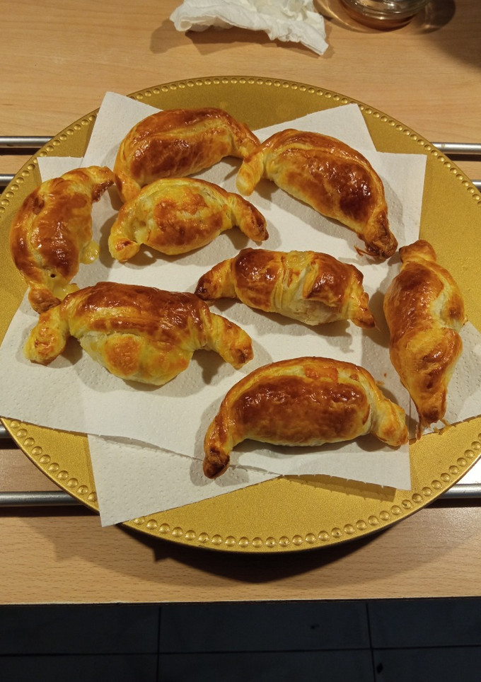 Una foto de Mini croissant de jamón serrano con queso