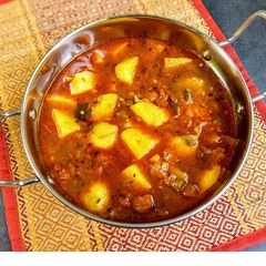 A picture of Potato and tomato curry.