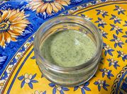 Une photo de sauce salade