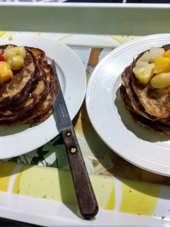 Una foto de Hotcakes plátano con frutas