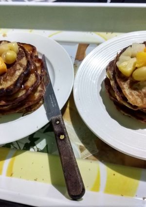 Una foto de Hotcakes plátano con frutas