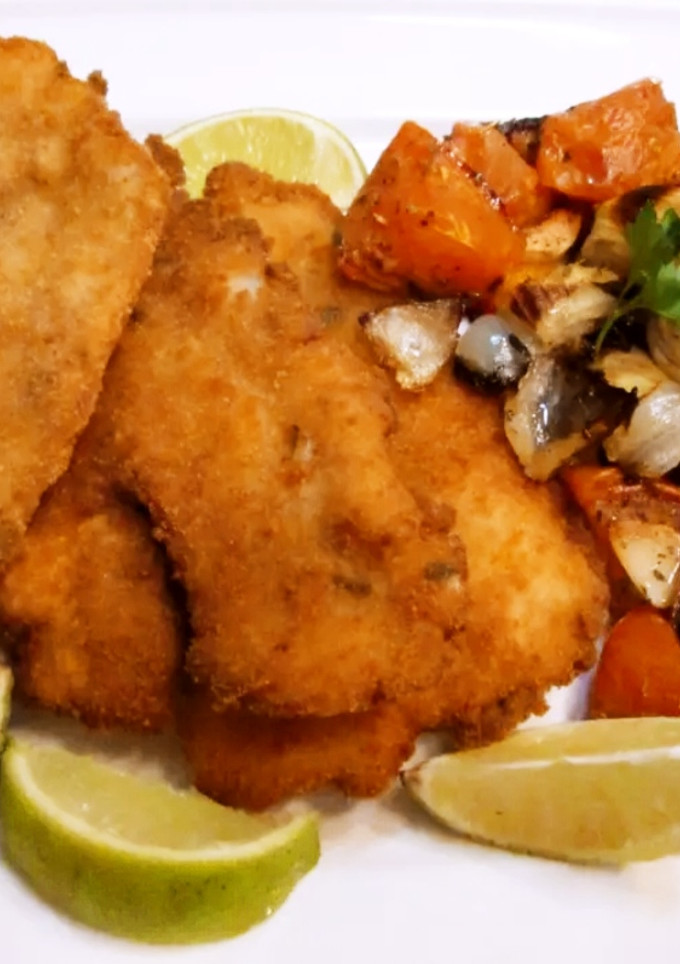 Una foto de Merluza rebozada con mix de verduras al horno