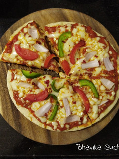વેજ પીઝા (Veg. Pizza Recipe In Gujarati) રેસીપી મુખ્ય ફોટો