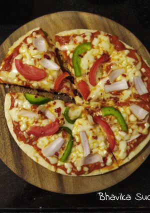 વેજ પીઝા (Veg. Pizza Recipe In Gujarati) રેસીપી મુખ્ય ફોટો