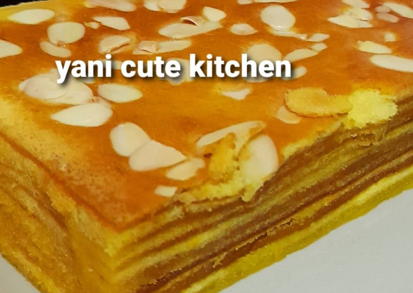 Lapis Legit Almond Premium