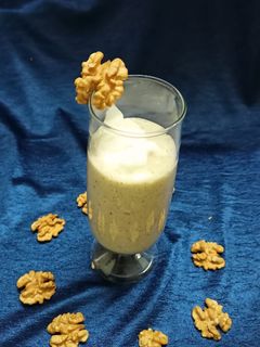 કિવી વોલનટ સ્મૂધિ(Kiwi walnut smoothie Recipe in Gujarati) રેસીપી મુખ્ય ફોટો