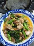 ผัดพริกแกงหมูกรอบนมสด
