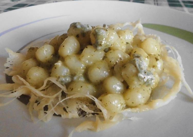 Recetta di Premiato Chicchi di Patate con Gorgonzola e Pesto di Pistacchio di Bronte