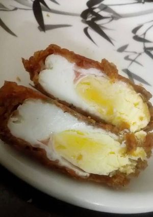 A picture of Dimer jhal pitha (spicy fried poached egg).