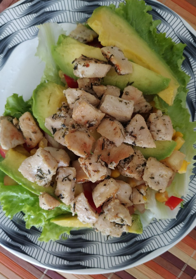 Una foto de Tortilla de lechuga con pollo y aguacate