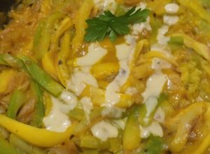 Una foto de Espaguettis🍝de calabacin con cebolla🧅caramelizada🍜🍝🥘