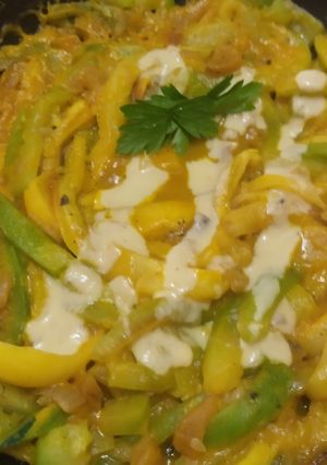 Una foto de Espaguettis🍝de calabacin con cebolla🧅caramelizada🍜🍝🥘