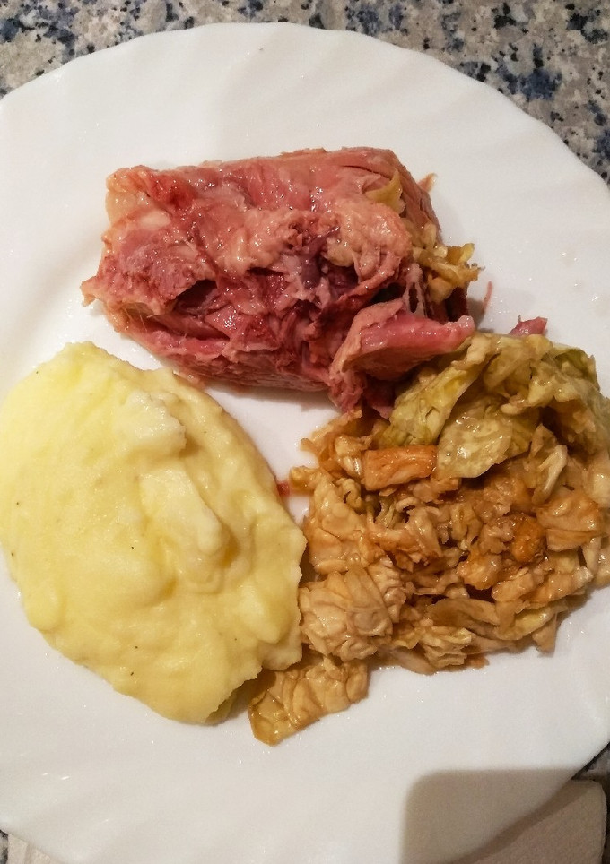 Una foto de Codillo con Chucrut y puré de patatas