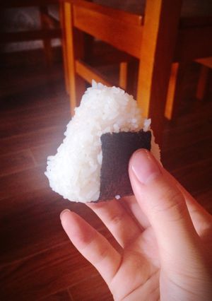 Hình của món Onigiri nhật bản đơn giản vô cùng.