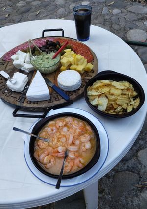Una foto de Tabla de picoteo navideña