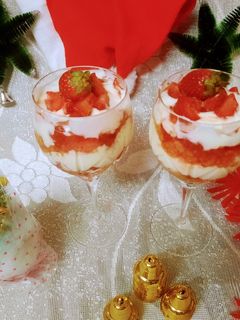 स्ट्रॉबेरीज चीज कप केक(Strawberries cheese cupcake recipe in marathi) रेसिपी चे मुख्य फोटो 
