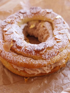 Una foto de París-brest de muselina de praliné avellanas y nueces