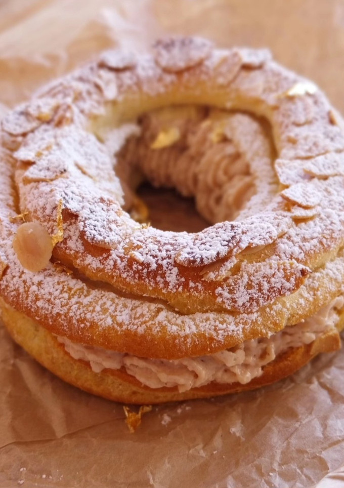 Una foto de París-brest de muselina de praliné avellanas y nueces