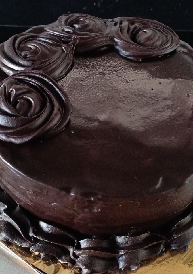 ચોકલેટ કેક (Chocolate Cake Recipe In Gujarati) રેસીપી મુખ્ય ફોટો