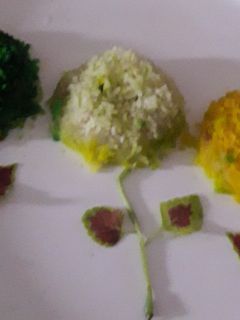 ট্রাই কালার রাইস ফ্লাওয়ার পিঠা(Tricolour rice flower pitha recipe in bengali) রেসিপির প্রধান ছবি