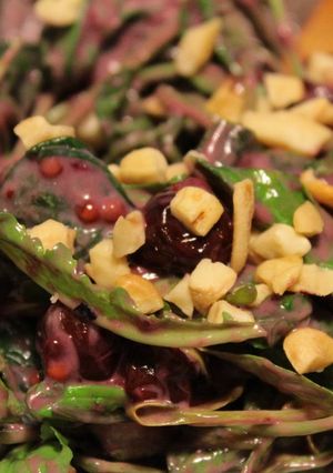 Una foto de Ensalada de rúcula, arándanos y castañas